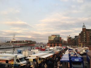 Blick auf den Hamburger Fischmarkt mit der Fischauktionshalle im Hintergrund