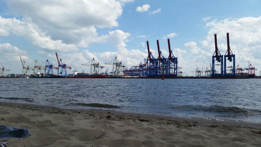 Blick vom Elbstrand auf den Containerhafen